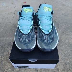 Nike Air Zoom G.T. Cut 2 Womens Basketball Shoes 13.5